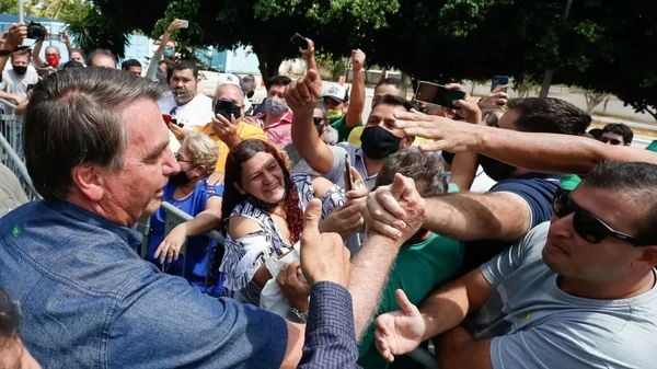 Sem máscara, presidente Jair Bolsonaro causa aglomeração na Paraíba