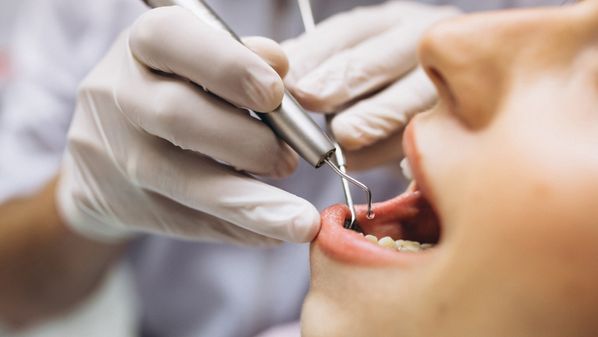 A odontologia hospitalar é uma especialidade voltada para os cuidados ligados à saúde oral em ambiente hospitalar, geralmente, uma assistência direcionada a pacientes com quadros de alta complexidade