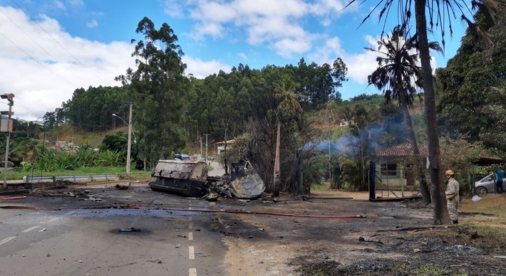 Motorista de caminhão-tanque morreu carbonizado nessa segunda-feira (10). O Departamento de Edificações e de Rodovias do Espírito Santo (DER-ES) afirmou que a rodovia recebe ações de conservação