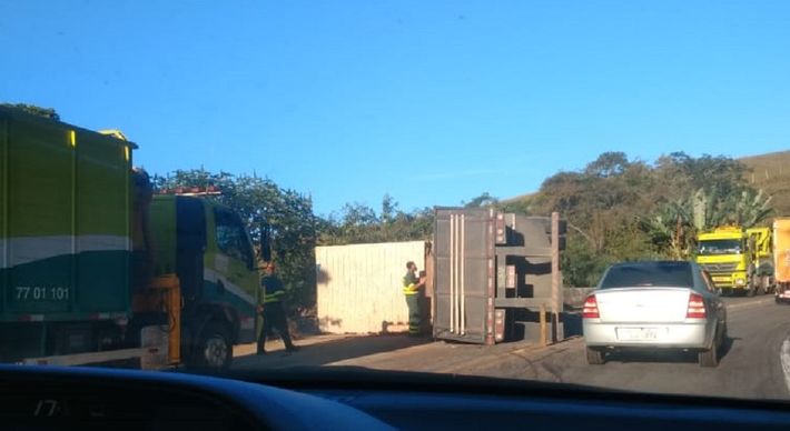 O acidente foi por volta das 5h desta terça-feira (11). O motorista foi socorrido com ferimentos leves. Parte da BR 101 chegou a ficar interditada; trânsito foi totalmente liberado pouco antes das 18h