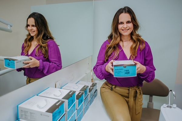 A ortodontista Flávia Machado explica que modelo de aparelho com alinhadores pode ser aplicado em vários casos e até em crianças.