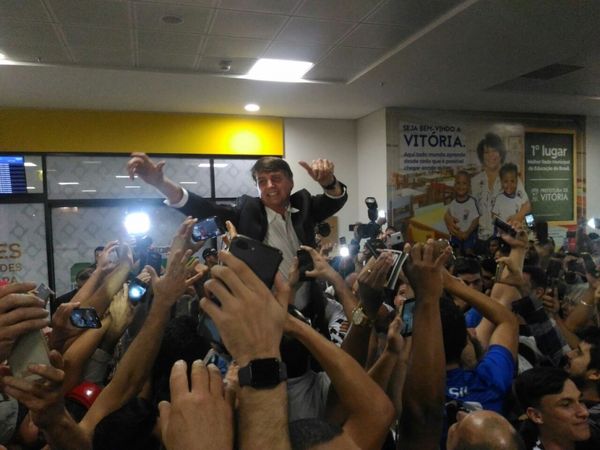 Bolsonaro cercado por apoiadores no Aeroporto de Vitória 