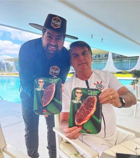 Churrasqueiro leva picanhas com embalagem personalizada para churrasco do presidente Jair Bolsonaro