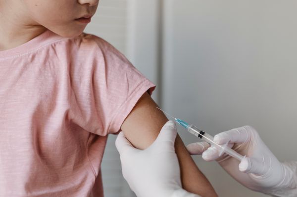Dados da Sociedade Brasileira de Pediatria (SBI) apontam uma queda de 60% a 70% na cobertura vacinal infantil após o início da pandemia de Covid-19.