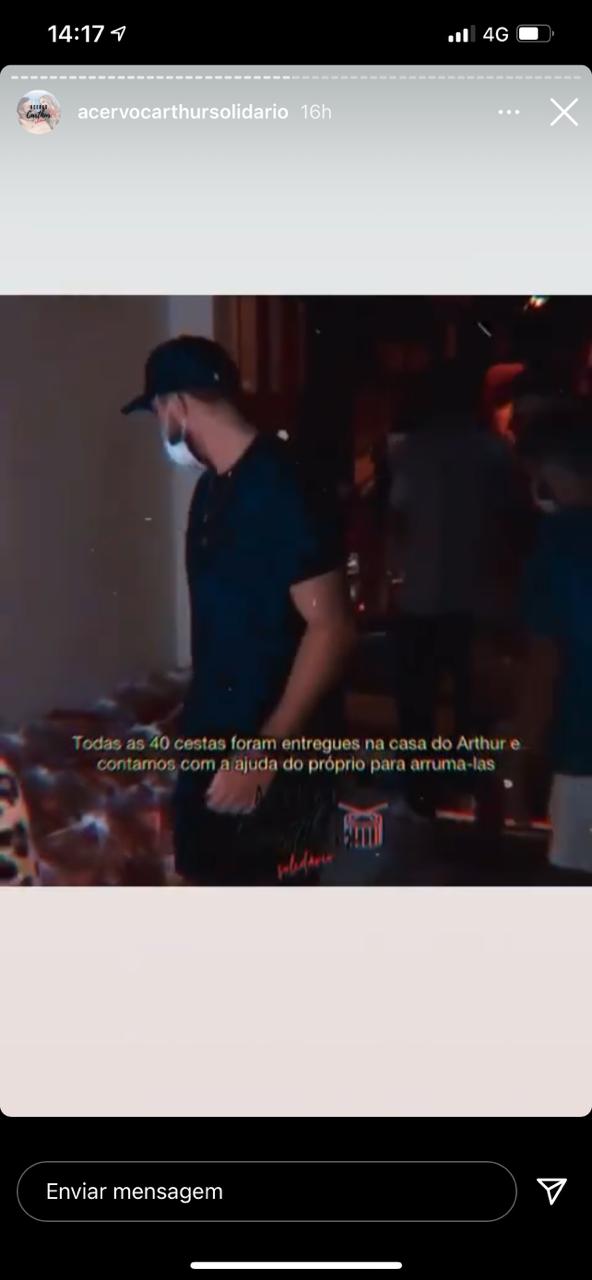 Fãs de Arthur e Carla doam 40 cestas básicas a famílias de Conduru, no ES; ex-brother entregou as doações na cidade capixaba