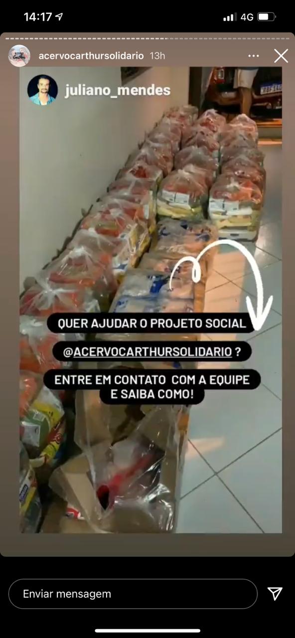 Fãs de Arthur e Carla doam 40 cestas básicas a famílias de Conduru, no ES; ex-brother entregou as doações na cidade capixaba