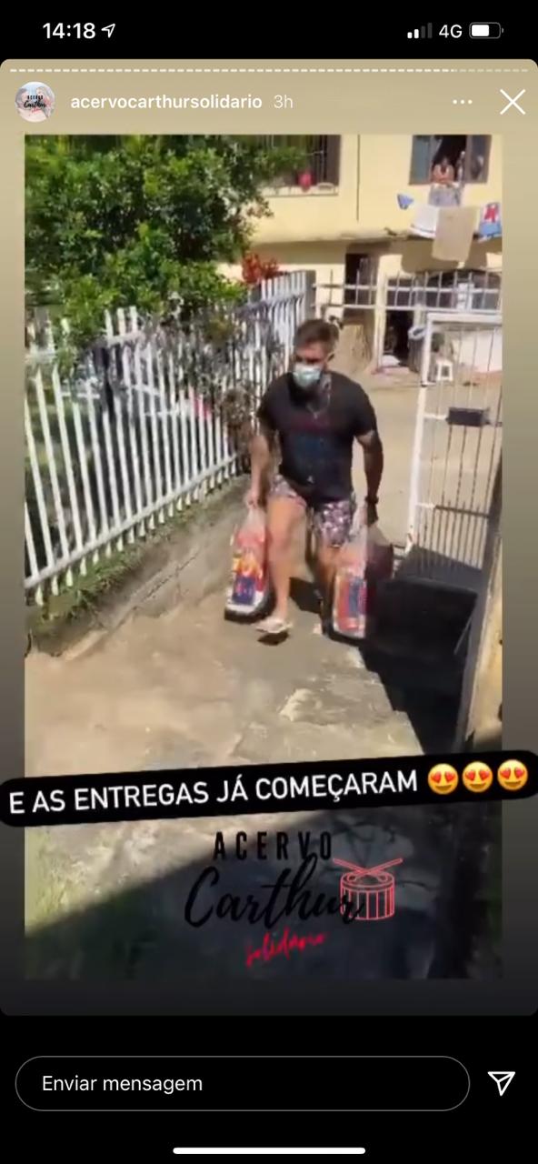 Fãs de Arthur e Carla doam 40 cestas básicas a famílias de Conduru, no ES; ex-brother entregou as doações na cidade capixaba