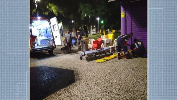 Homem em situação de rua foi socorrido por ambulância após ser esfaqueado na Praça Duque de Caxias