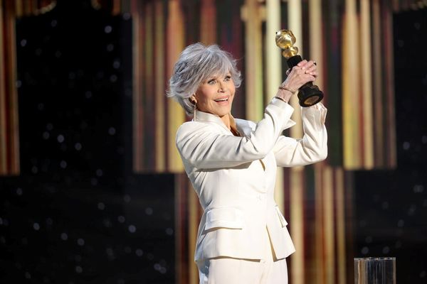 Jane Fonda  recebeu o prêmio Cecil B. deMille, no Globo de Ouro, pelo conjunto de sua obra na televisão e cinema e na linha de frente das questões sociais