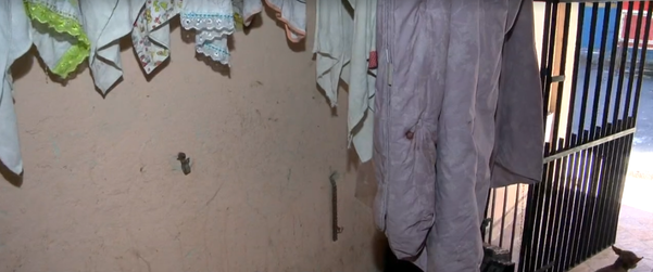 No edredon e na parede é possível ver marcas de sangue de um dos homens feridos com os disparos de arma de fogo nesta terça-feira (11), no bairro Jabour