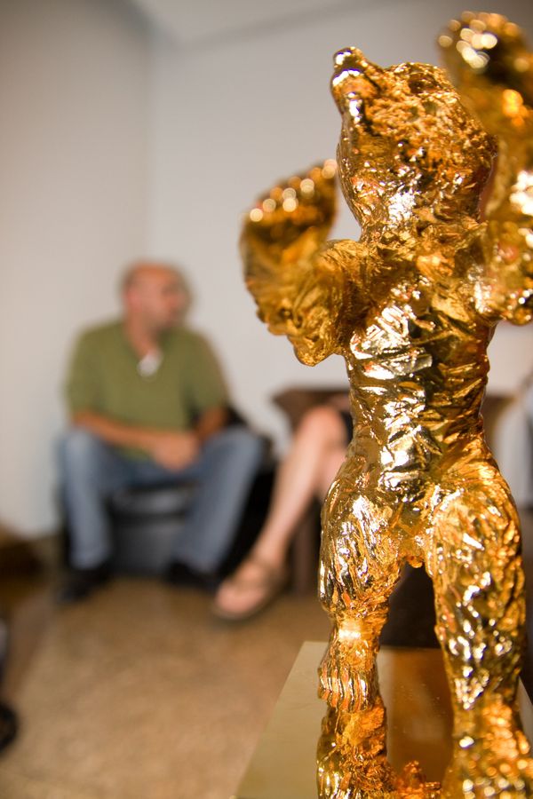 O Urso de Ouro que o diretor José Padilha (ao fundo) ganhou no Festival de Berlim, em 2008, por  
