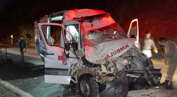 Testemunhas contaram aos Bombeiros que um dos caminhões perdeu o controle, batendo no segundo caminhão, que tombou e colidiu com a ambulância. Uma mulher ficou presa às ferragens