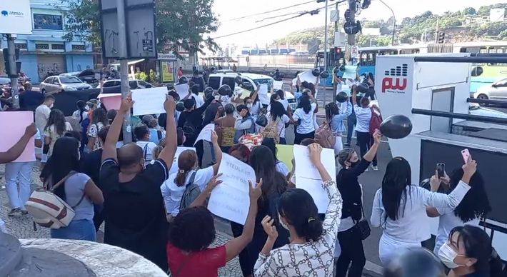 Os profissionais de saúde reivindicam melhores condições de trabalho e de salário. A manifestação deixou o trânsito lento na Avenida Jerônimo Monteiro