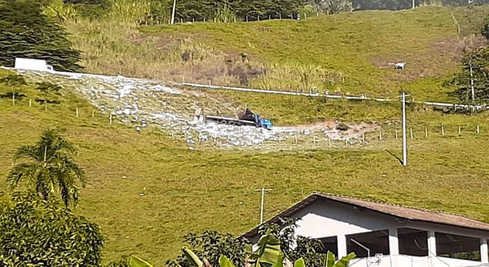 Motorista perdeu o controle na ES 164, na descida da serra de Vargem Grande de Soturno, e acabou caindo em uma ribanceira de mais de 20 metros