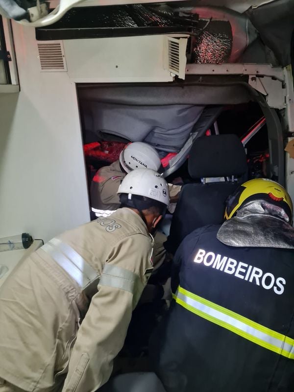 Acidente entre caminhões e ambulância deixa ao menos um ferido em Alegre por Internauta