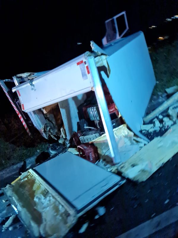 Acidente entre caminhões e ambulância deixa ao menos um ferido em Alegre por Internauta