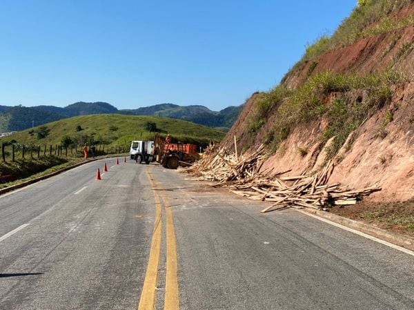 Acidente entre caminhões e ambulância deixa ao menos um ferido em Alegre por Thales Rodrigues