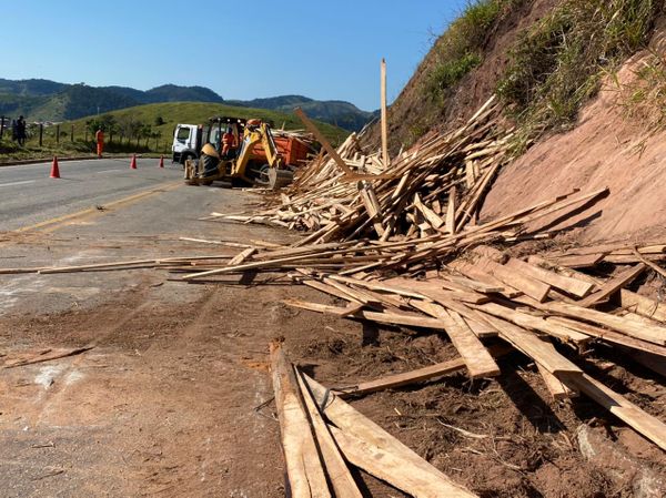 Acidente entre caminhões e ambulância deixa ao menos um ferido em Alegre por Thales Rodrigues
