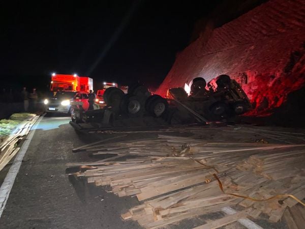 Acidente entre caminhões e ambulância deixa ao menos um ferido em Alegre por Internauta