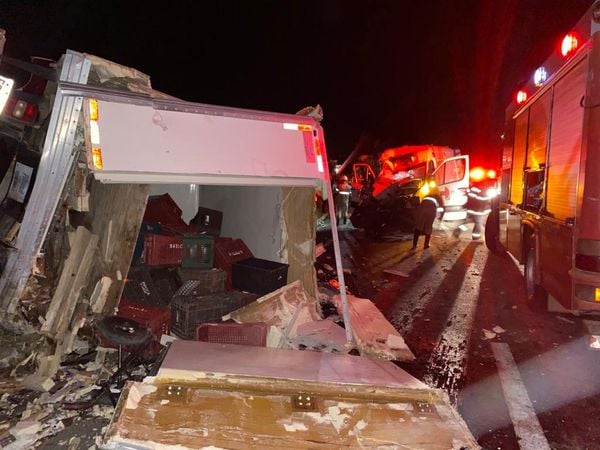 Testemunhas contaram aos Bombeiros, que um dos caminhões perdeu o controle, batendo no segundo caminhão que tombou e colidiu na frente da ambulância