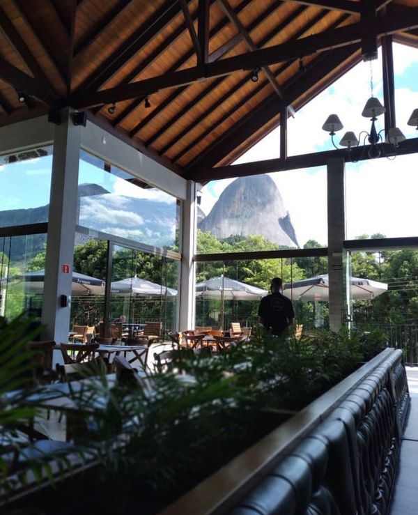Ambiente interno com vista para a Pedra Azul por Aromen/Instagram