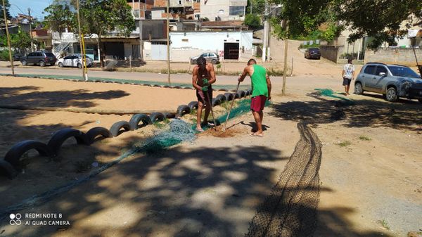 A comunidade colocou a mão em ferramentas para erguer o campinho por Arquivo pessoal