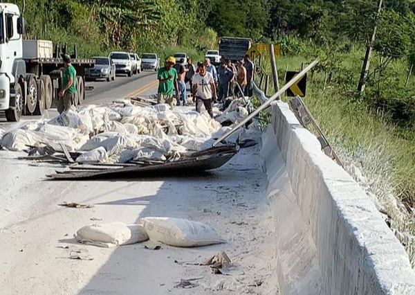 Caminhão cai em ribanceira e motorista fica ferido na ES 164. Crédito: Thiago Nunes Barreto