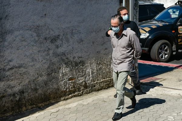 Ricardo Saiter Mota, primo de Rose de Freitas, chegando no Departamento Médico Legal (DML) por Vitor Jubini