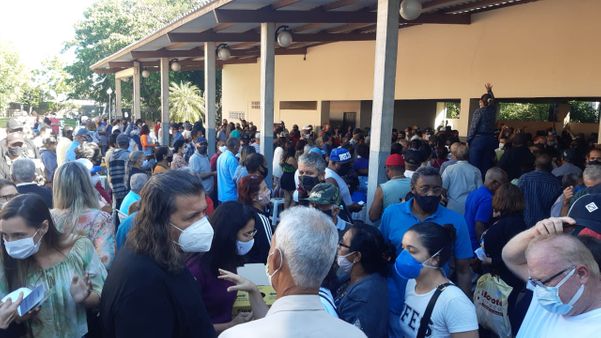Espera por segunda dose da Coronavac gera confusão e aglomeração em São Mateus