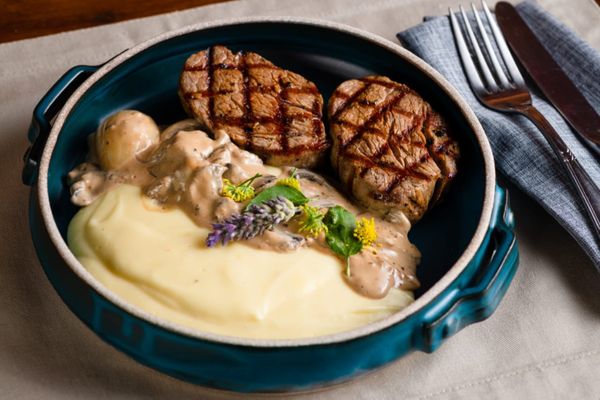 Filé com purê trufado e cogumelos  por Vagner Uliana