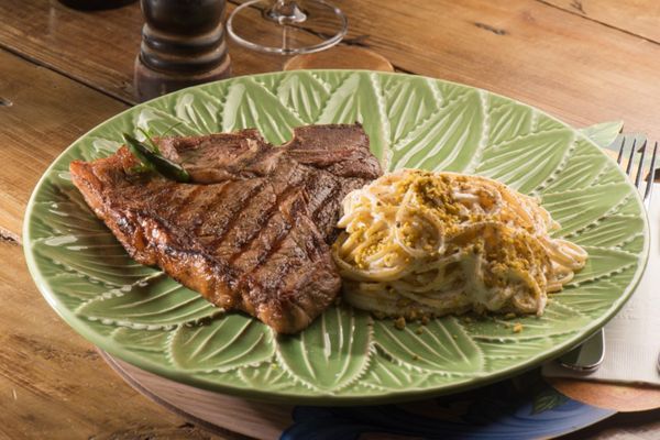 T-bone, espaguete cacio e pepe e pistache por Ari Oliveira