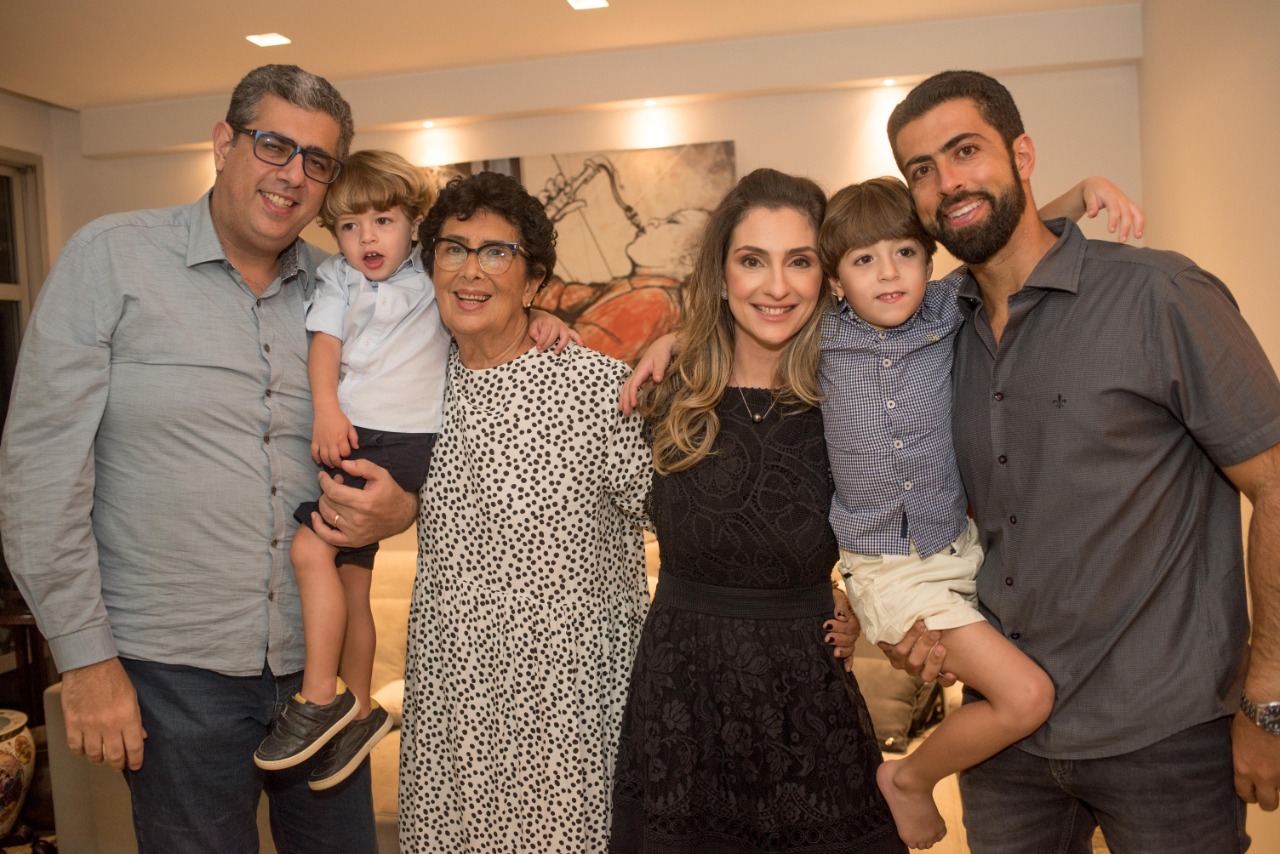 A aniversariante Simone Rizk e os filhos José Carlos, Stephanie e Felipe