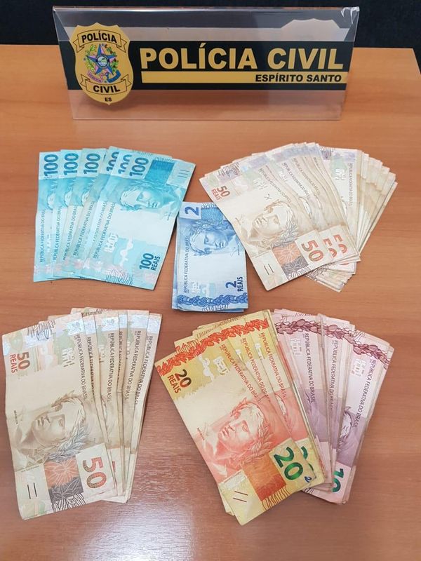 Com os adolescentes, foi encontrada uma quantia de R$ 3.277,50, em dinheiro, proveniente do furto ao comércio de Jaguaré.