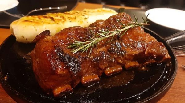 Costelinha ao barbecue com pão de alho por Aromen/Instagram