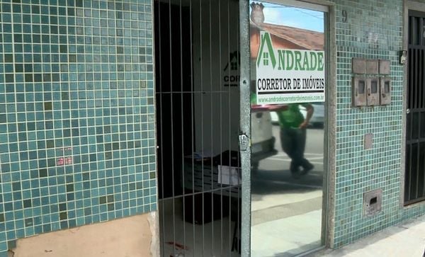 Funcionários e proprietários de uma corretora de imóveis no Centro de São Mateus, no Norte do Espírito Santo, foram feitos reféns durante uma tentativa de assalto 