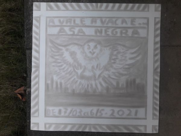 O artista Kleber Galvêas, de Vila Velha, faz obras de arte anualmente com temáticas de protesto à poluição usando pó preto acumulado na varanda de seu ateliê
