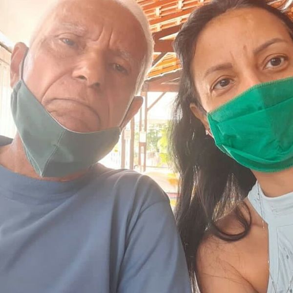 Valdir com a filha Kátia, morta pelo marido dentro de casa em Jardim da Penha