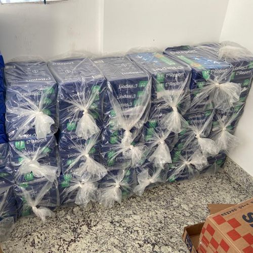 Mais de 1.300 pacotes de papel foram encontrados em um depósito, em Boa Esperança. A carga foi levada de um caminhão que tombou em Pedro Canário, no dia 7 de maio