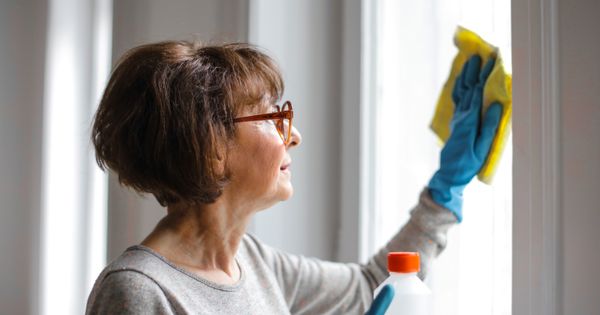 Em 2022, brasileiras dedicaram 9,6 horas a mais da sua semana a tarefas domésticas do que homens, de acordo com o IBGE