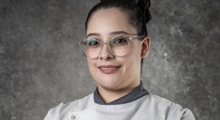 Ela não conseguiu concluir o prato na prova que valia a permanência no reality show culinário da Globo e teve seu prato escolhido como o pior da noite pelos chefs