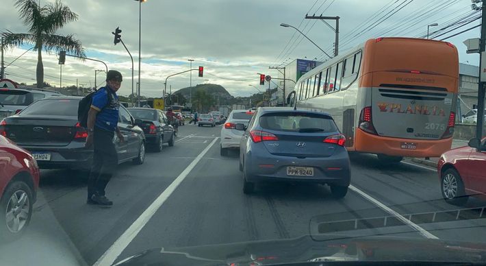O acidente aconteceu às 7h03 desta sexta-feira (14) no km 1, da BR 262, em Jardim América. Trânsito ficou lento no sentido Vitória