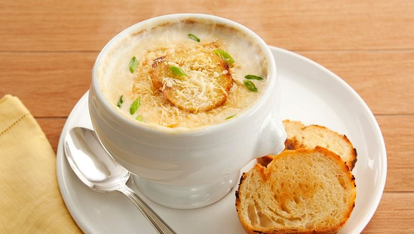 Sopa de cebola servida com torradas