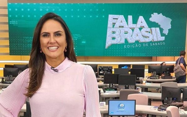 A jornalista Carla Cecato comandava o Fala Brasil, na RecordTV
