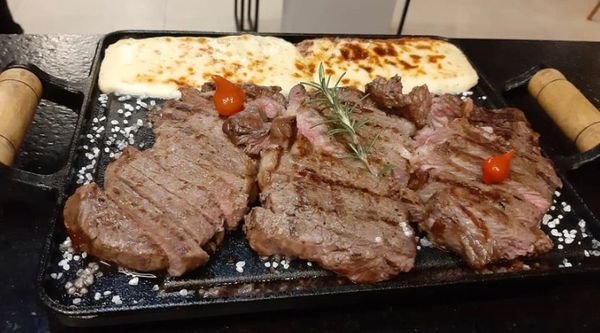 Bife ancho com queijo coalho  por Aromen/Instagram