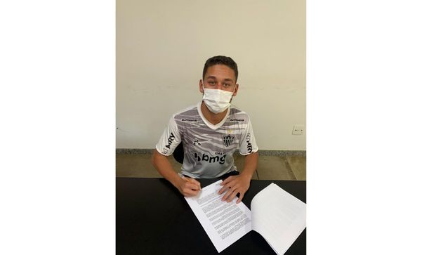 Emerson assinou seu primeiro contrato com o Atlético-MG nesta sexta (14)