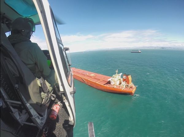 Equipe do Notaer resgatou o capitão de um navio ancorado em Vitória nesta sexta (14)