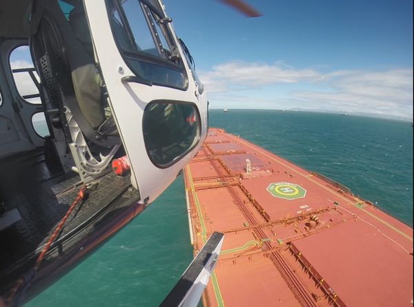 Equipe do Notaer resgatou o capitão de um navio ancorado em Vitória nesta sexta (14) por Divulgação/Notaer