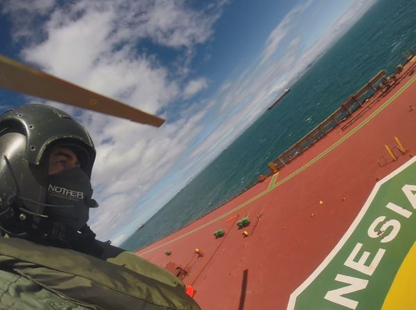 Equipe do Notaer resgatou o capitão de um navio ancorado em Vitória nesta sexta (14) por Divulgação/Notaer