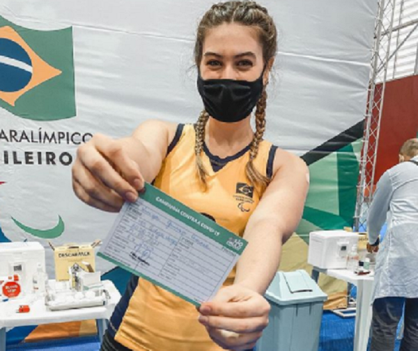 Luiza Fiorese, atleta do vôlei paralímpico, foi vacinada contra a Covid-19