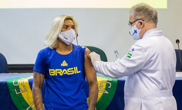 Ministro da Saúde, Marcelo Queiroga aplica vacina na campeã mundial de maratonas aquáticas Ana Marcela Cunha